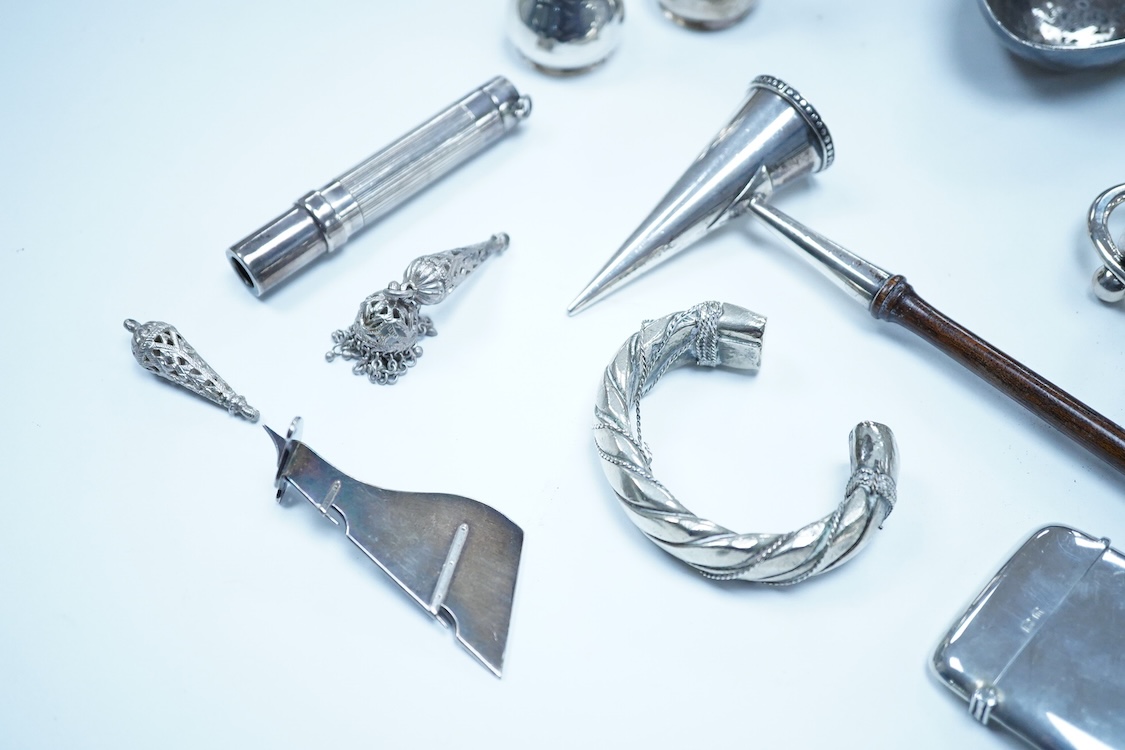 A group of assorted silver, to include a pair of modern five bar toast racks, a George V card case, a sterling vesta case, four assorted condiments, two mounted toilet bottles, mounted timepiece, a modern wooden handled